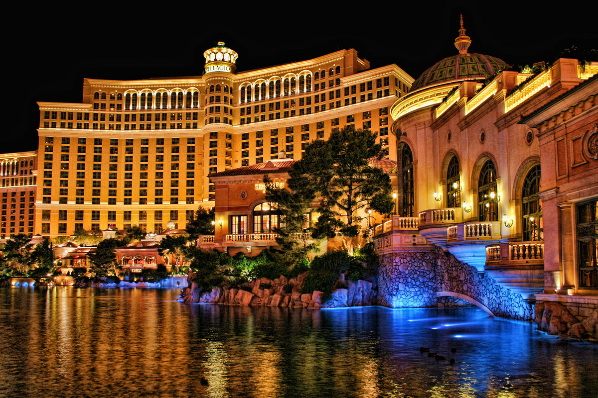 Белладжио — Bellagio Casino and Hotel at Night