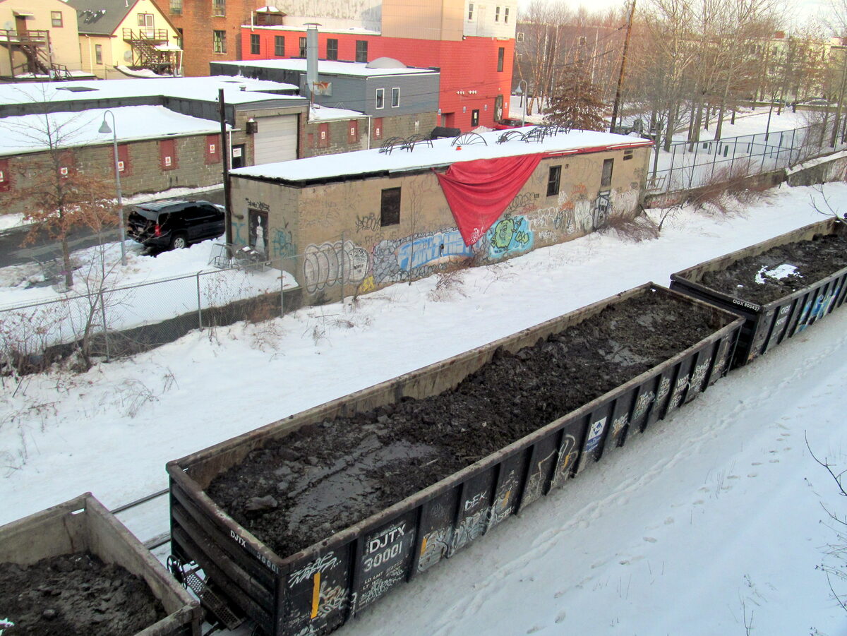 Dirty dirt train in Somerville, February 2017