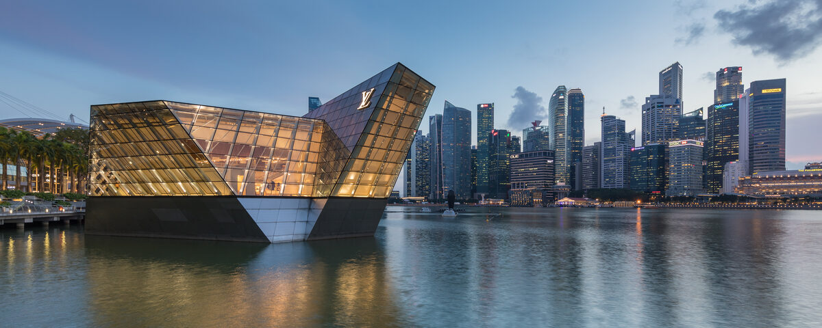 Marina Bay Sands — Lighted polyhedral building Louis Vuitton in Singapore